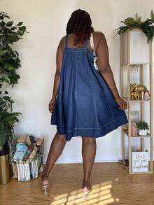 Truni 大码女式夏季休闲牛仔吊带连衣裙，明线设计 - 中等水洗藍 - 查看 2