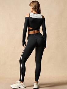 VARSIVA Ensemble de sport femme avec Top court à épaules dénudées et croisé avec imprimé à pois contrastés et leggings - Noir et Blanc - Voir 2