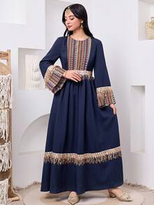 SHEIN Đầm dài tay dáng chữ A tay dài cho bé gái tuổi teen, màu xanh navy in hoa phối màu tương phản, thắt lưng dệt thủ công, kiểu dáng mới về mùa xuân/hè, thích hợp cho ngày lễ quốc khánh, trang phục truyền thống Ả Rập, áo khoác ngoài, Jalabiya, Abaya, Ramadan, đồ đôi mẹ con, chất liệu ren, mềm mại, nhẹ nhàng và thoải mái. - Xanh đậm - Xem 4