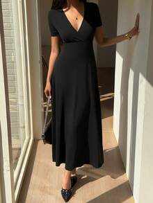 SHEIN Unity 纯色V领休闲百搭短袖连衣裙长款女装 - 黑色 - 查看 4