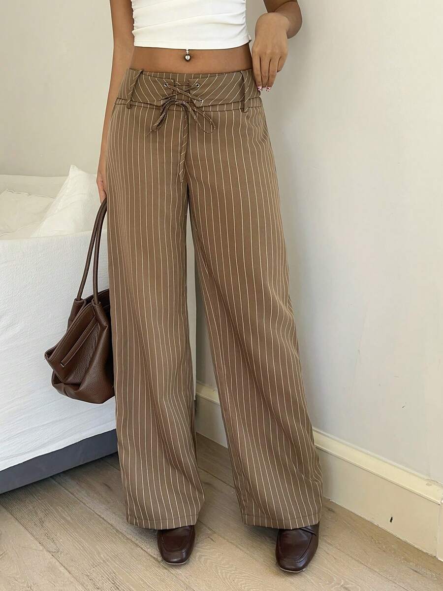 Flirla Pantalon large à taille basse rayé marron pour femmes avec ceinture, nœud papillon et œillets décoratifs. Élégant pour un usage casual et les déplacements quotidiens en automne/hiver - Tabac - Voir 1