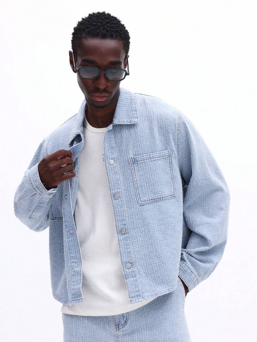 Camisa de manga larga con botones de mezclilla azul claro con textura, de corte regular, casual para otoño, invierno y primavera, con cuello para hombre SUMWON - Azul - Ver 1