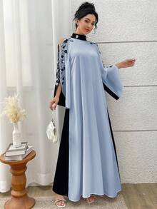 Al Najma Vestido feminino elegante retrô árabe com gola mandarim em contraste de cores, mangas compridas e detalhes vazados. - Azul - Ver 5