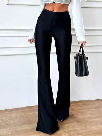 Pantalón negro estilo acampanado diseño elegante ajustado femenino moderno versátil cómodo clásico sofisticado ideal esencial combinable de calidad perfecto para ocasiones casuales o formales atractivo minimalista práctico ajustado al talle