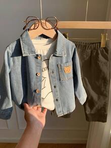 SHEIN 男婴秋冬休闲熊图案牛仔外套、白色长袖T恤、米色休闲裤三件套，适合生日派对、锐舞派对、晚宴、演出、婚礼、迎婴派对、洗礼和一周岁生日庆祝等场合，幼儿园可爱套装 - 軍綠色 - 查看 8
