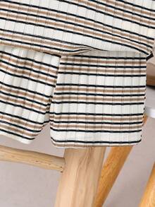 SHEIN Vintaside Kids Áo thun tay ngắn cổ chữ V kẻ sọc đen và kaki thời trang mùa hè cho bé trai kết hợp với quần short cạp trễ, thể hiện phong cách quý ông lịch lãm - Màu be - Xem 6