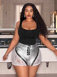 Slaydiva 新款夏季休闲街头性感Y2K辣妹风日常约会生日派对蕾丝拼接PU铆钉装饰前中假门襟和孔眼装饰黑色PU超短裤紧身迷你裤女短裤-B - 銀色 - 查看 3