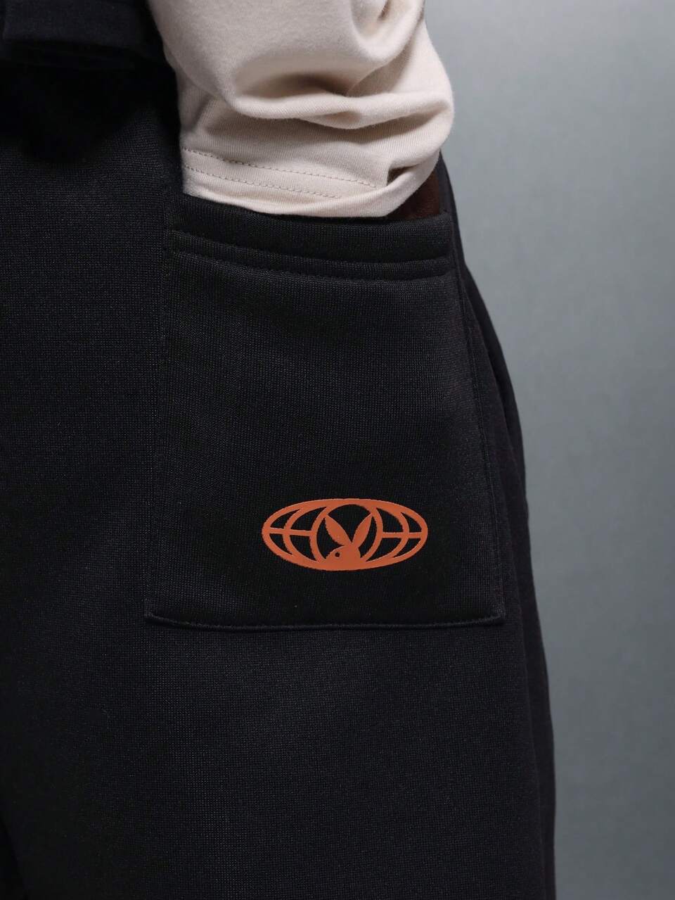 PLAYBOY X SUMWON Conjunto Preto de Manga Longa Camadas com Estampa de Logo Laranja e Calça com Cordão