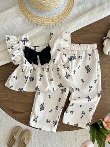 SHEIN 女婴可爱两件套上衣和裤子，黑色花卉图案，全身饰有3D蝴蝶结，荷叶边袖口 - 杏色 - 查看 1