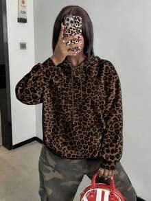 Blusa de moletom feminina plus size casual para o dia a dia, com estampa de leopardo, ombros caídos, modelagem solta, capuz com cordão ajustável e forro térmico. Ideal para outono/inverno. - Castanho Café - Ver 3