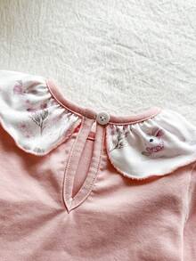 SHEIN Vintaside Kids 2 pièces Ensemble T-shirt à manches longues avec col volant + pantalon à taille élastique pour bébé fille, imprimé lapin et floral, rose et blanc, décontracté et mignon, convient pour les sorties quotidiennes, le port à la maison, les rassemblements dans le jardin de roses, les fêtes, les loisirs vintage en plein air, les tenues élégantes pour Noël, le Nouvel An, la Saint-Valentin