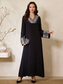 Al Najma 女士印花V领长袖宽松休闲阿拉伯风格连衣裙 - 黑色 - 查看 2