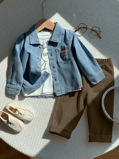 SHEIN 男婴秋冬休闲熊图案牛仔外套、白色长袖T恤、米色休闲裤三件套，适合生日派对、锐舞派对、晚宴、演出、婚礼、迎婴派对、洗礼和一周岁生日庆祝等场合，幼儿园可爱套装