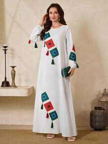 Al Najma 女士圆领长袖宽松复古阿拉伯风格连衣裙，带流苏装饰 - 白色 - 查看 3