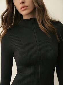 With My Calm With My Calm Jaket Yoga Wanita Hitam Tanpa Jahitan, Atasan Olahraga Gym yang Modis dengan Kerah Tegak, Lengan Panjang, Atasan Rajut Rib dengan Penutup Resleting - Hitam - View 5