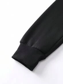 Manfinity 这款男士双层连帽卫衣采用巴克莱银行标志性的双层帽设计，并饰有基督教印花，令人联想起宗教服饰。这款简约百搭的秋冬上衣是圣诞节、新年和其他节日的理想之选，也是本季的完美礼物。 - 黑色 - 查看 4