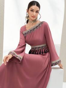 Al Najma Damen Asymmetrischer Kragen Langarm Kleid im arabischen Stil mit gewebtem Band und Quastendesign - Altrosa - Übersicht 6