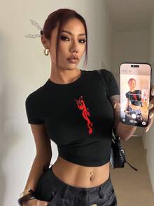 SHEIN HypeZone 女士夏季露脐T恤，饰有中国龙刺绣，Y2K朋克风露脐上衣，黑色短袖T恤，新年款，中国龙图案T恤 - 黑色 - 查看 4