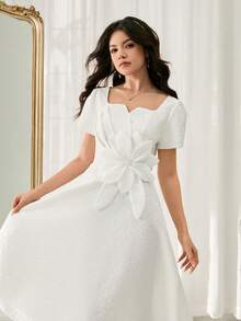 Vestido curto elegante para adolescente, com estampa floral em jacquard e detalhes em strass, ideal para festas e eventos. - Damasco - Ver 7