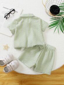 SHEIN Playful Pals Bộ trang phục mùa hè 2 món cho bé trai, bao gồm: 1 áo sơ mi tay ngắn cổ sọc cài nút màu trắng và xanh lá cây, 1 quần short sọc màu trắng và xanh lá cây, trang phục thường ngày cho kỳ nghỉ và hàng ngày - màu xanh lá - Xem 2