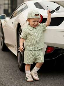 SHEIN Playful Pals Bộ trang phục mùa hè 2 món cho bé trai, bao gồm: 1 áo sơ mi tay ngắn cổ sọc cài nút màu trắng và xanh lá cây, 1 quần short sọc màu trắng và xanh lá cây, trang phục thường ngày cho kỳ nghỉ và hàng ngày - màu xanh lá - Xem 8