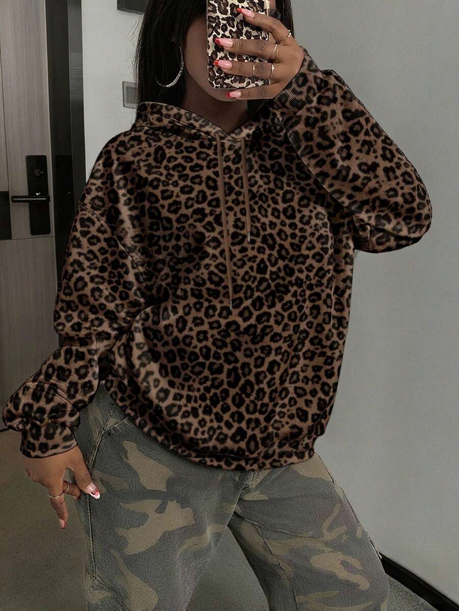 Blusa de moletom feminina plus size casual para o dia a dia, com estampa de leopardo, ombros caídos, modelagem solta, capuz com cordão ajustável e forro térmico. Ideal para outono/inverno. - Castanho Café - Ver 1