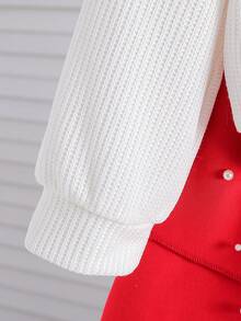 两件套女童白色开衫外套搭配红色蛋糕裙套装，长袖开襟单排扣开衫饰有3D红色蝴蝶结，搭配红色可爱蛋糕迷你裙，适合春、秋、初冬的休闲、通勤、万圣节、圣诞节等场合穿着。 - 紅色 - 查看 6