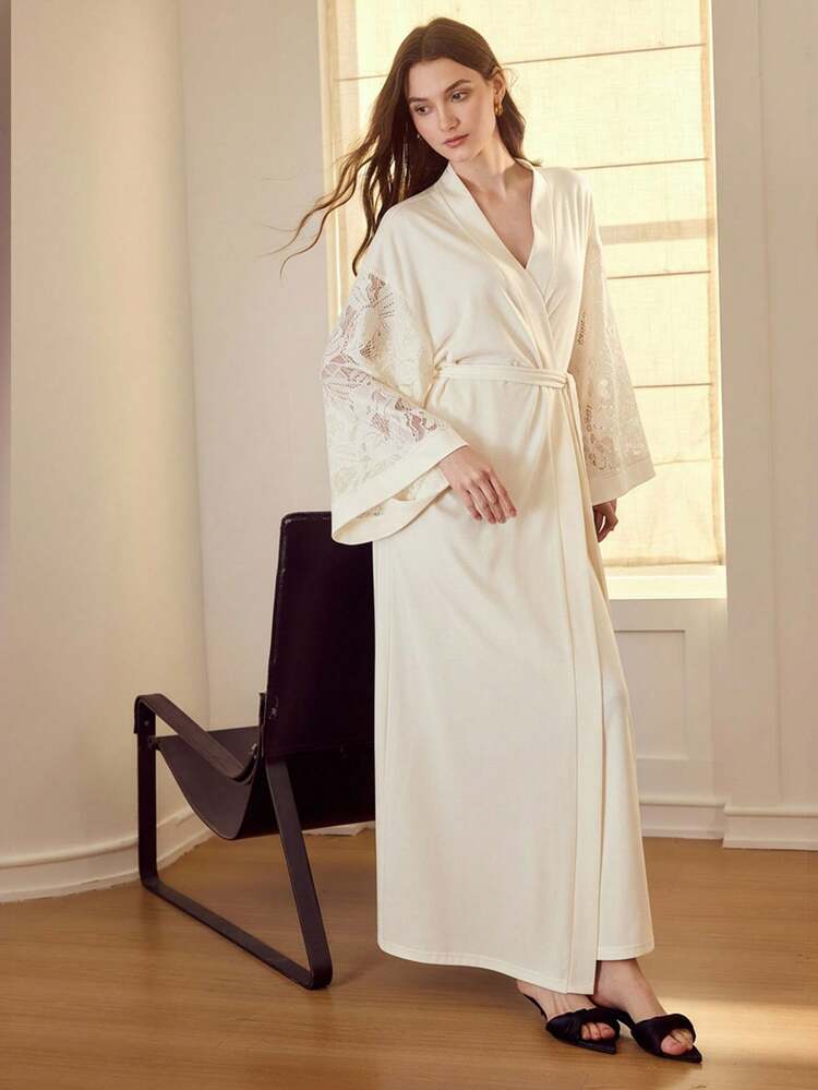 CONJUNTO DE CAMISOLA DE MALHA DE RENDA CONTRASTANTE E ROUPÃO COM CINTO