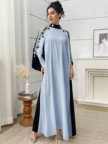 Al Najma Vestido feminino elegante retrô árabe com gola mandarim em contraste de cores, mangas compridas e detalhes vazados. - Azul - Ver 4