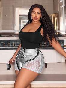 Slaydiva 新款夏季休闲街头性感Y2K辣妹风日常约会生日派对蕾丝拼接PU铆钉装饰前中假门襟和孔眼装饰黑色PU超短裤紧身迷你裤女短裤-B - 銀色 - 查看 5