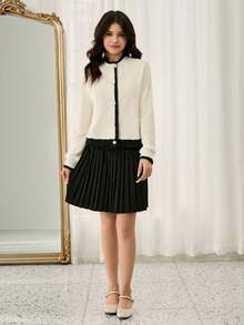 Bộ áo khoác lông giả màu đen và màu mơ thanh lịch cùng chân váy mini xếp ly, phù hợp cho mùa xuân, thu, đông. Đính nút ngọc trai giả sáng bóng, thích hợp mặc hàng ngày và tham gia nhiều sự kiện cho bé gái tuổi teen. - màu đen - Xem 3