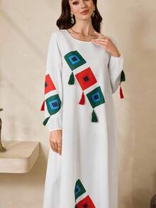 Al Najma 女士圆领长袖宽松复古阿拉伯风格连衣裙，带流苏装饰 - 白色 - 查看 2