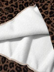 Blusa de moletom feminina plus size casual para o dia a dia, com estampa de leopardo, ombros caídos, modelagem solta, capuz com cordão ajustável e forro térmico. Ideal para outono/inverno. - Castanho Café - Ver 4