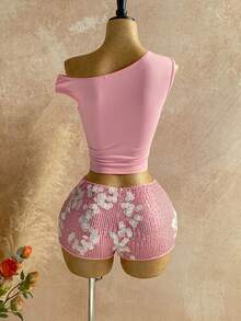 SHEIN x Eduarda Gutierrez Soleia 女士春夏度假两件套：红白条纹针织露脐上衣，不对称肩部设计，搭配超低腰紧身短裤，适合派对、圣诞节、情人节、约会、海滩、邮轮、嘉年华、复活节、中国新年等场合。 - 淺粉色 - 查看 2