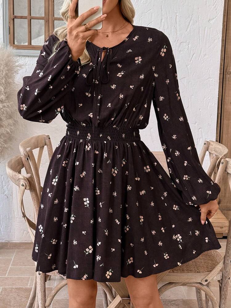 ウィメンズ ディジー フローラル ドローストリング ウエスト ランタンスリーブ ミニドレス、バケーションスタイル