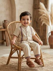 SHEIN 2件套男女宝宝卡其色短袖立领衬衫及配套长裤套装，饰有缎带滚边。 - 卡其色 - 查看 8