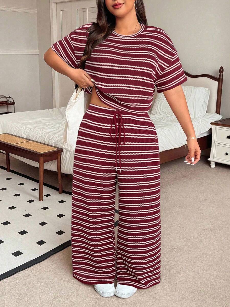 SHEIN EZwear 加大码红色条纹T恤和裤子休闲两件套,夏季 - 紅色 - 查看 1