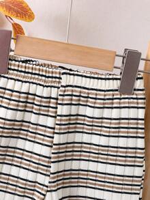 SHEIN Vintaside Kids Áo thun tay ngắn cổ chữ V kẻ sọc đen và kaki thời trang mùa hè cho bé trai kết hợp với quần short cạp trễ, thể hiện phong cách quý ông lịch lãm - Màu be - Xem 7