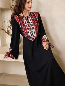 Al Najma Women's Geometric Print V-Neck Long Sleeve Arabic Style Dress - Black - View 7