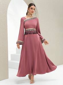 Al Najma Damen Asymmetrischer Kragen Langarm Kleid im arabischen Stil mit gewebtem Band und Quastendesign - Altrosa - Übersicht 3