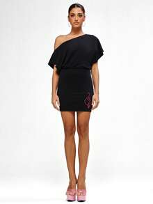 BABYPHAT Vestido mini ajustado con hombros caídos, detalles en rosa, cuello asimétrico y mangas cortas para fiesta, salida nocturna - Negro - Ver 7