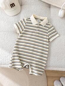 SHEIN 新生儿男/女宝宝绿色纹理柔软舒适提花面料撞色针织柔软polo领短袖半拉链连体短裤，适合度假、居家和外出穿着。 - 卡其色 - 查看 4