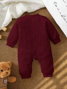 SHEIN Vintaside Kids 男婴北欧风连体衣，米色3D立体针织连体裤，木质纽扣开衫配刺绣小熊图案，婴儿无缝秋冬套装，罗纹裤脚，简约基础款婴儿秋冬服装