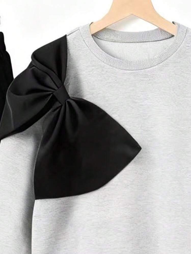 مجموعة من قطعتين للبنات، بلوزة رياضية فضفاضة بياقة دائرية وأكمام طويلة وربطة عقدة، وبنطلون ساق واسعة، مناسبة للارتداء اليومي - رمادي فاتح - مشاهدة 3