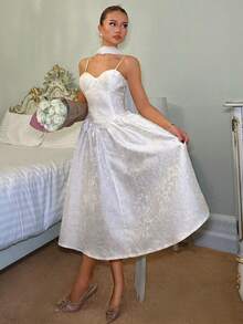 SHEIN 女士白色纹理花卉面料吊带连衣裙，雪纺荷叶边腰部装饰和喇叭裙摆，女士米色连衣裙，女士优雅派对和假日连衣裙，性感晚礼服 - 杏色 - 查看 5