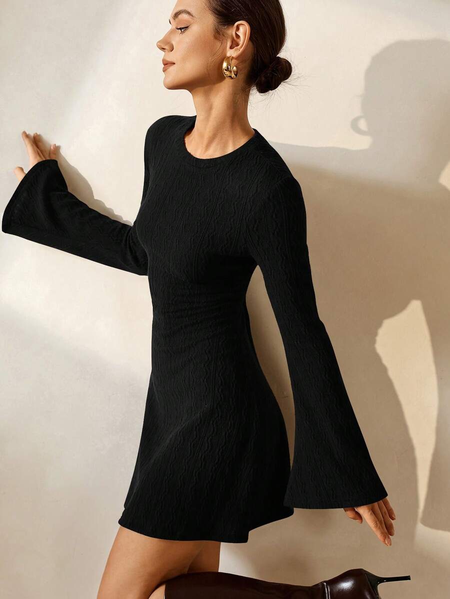 Lymera Đầm ngắn ôm dáng cổ tròn tay loe màu trơn dành cho nữ - màu đen - Xem 1