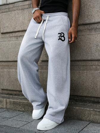 Manfinity Hypemode Pantalon de survêtement ample et décontracté avec imprimé graphique pour hommes, convenant pour le port casual quotidien, les sorties de week-end, les retrouvailles entre amis, les voyages et autres activités sociales décontractées. Ce pantalon est une pièce polyvalente et essentielle dans la garde-robe d'un homme, en faisant un excellent cadeau pour les petits amis ou les maris. Streetwear pour hommes, ample, marque, "J'aime mon petit ami", graphique, petit ami