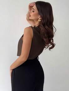 Firerie Áo sơ mi công sở trắng không tay, cổ bẻ xếp ly bất đối xứng, cài nút kim loại, phong cách hiện đại cổ điển thanh lịch, mùa xuân/hè - Cà phê nâu - Xem 2