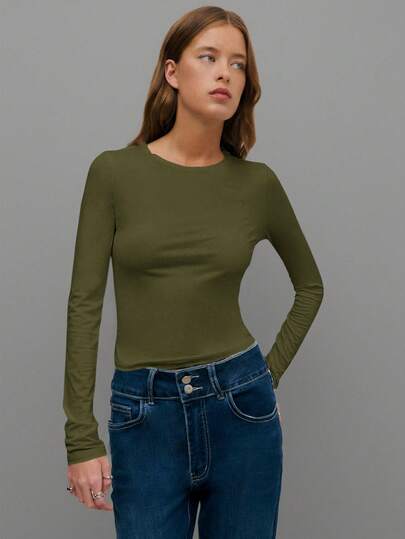 Nöista Women's Slim-Fit Long-Sleeve Stretch Top With Round Neck. Featuring A Clean, Minimalist Design And Soft, Stretchy Fabric That Hugs The Body Comfortably. A Versatile Casual Top Ideal For Everyday Wear, Casual Outfits, Work Styling, Or Easy Layering With Jeans And Skirts.