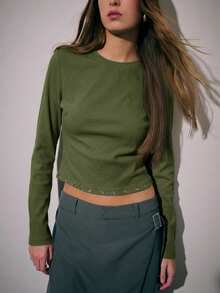 Nöista 女士修身长袖露脐上衣，圆领设计，下摆饰有铆钉。这款时尚弹力上衣专为日常穿着、休闲装扮和外出造型而设计。非常适合春季穿搭、度假造型，或搭配裙装和修身长裤，打造优雅摩登的造型。 - 軍綠色 - 查看 3
